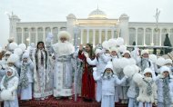 Fotoreportaž: Türkmenistanda täze ýyl mynasybetli baş arçanyñ yşyklandyrylyş dabarasy geçirildi - 2018