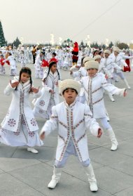 Fotoreportaž: Türkmenistanda täze ýyl mynasybetli baş arçanyñ yşyklandyrylyş dabarasy geçirildi - 2018