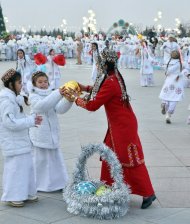 Fotoreportaž: Türkmenistanda täze ýyl mynasybetli baş arçanyñ yşyklandyrylyş dabarasy geçirildi - 2018