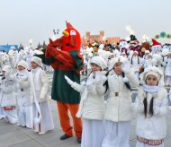 Fotoreportaž: Türkmenistanda täze ýyl mynasybetli baş arçanyñ yşyklandyrylyş dabarasy geçirildi - 2018