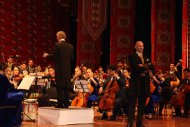 Fotoreportaž: Aşgabatda «Galkynyş» türkmen-awstriýa simfoniki orkestriniň konserti 