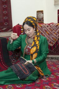 Competition among carpet weavers at the National Museum of the Turkmen Carpet