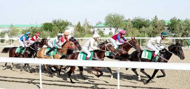 Balkan welaýatynda ýazky at çapyşyk möwsüminiň nobatdaky ýaryşlary geçirildi