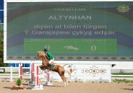 Fotoreportaž: Aşgabat atçylyk sport toplumynyň açyk manežinde bedewleriň päsgelçiliklerden böküp geçmek boýunça bäsleşigi geçirildi.