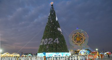 Türkmenistanyň Täze ýyl arçasynda dabaraly ýagdaýda çyralar ýakyldy