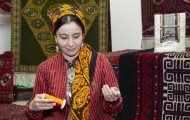 Competition among carpet weavers at the National Museum of the Turkmen Carpet