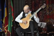 Fotoreportaž: Aşgabatda rumyniýaly aýdymçy Adrian Nouryň we Zamfirescu Trio konserti