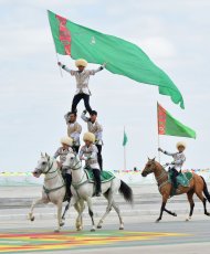 Фоторепортаж с военного парада в честь 30-й годовщины независимости Туркменистана