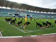 Fotoreportaž: Koreýa futbol ýygyndysy Köpetdag stadionynda