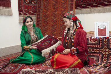 Competition among carpet weavers at the National Museum of the Turkmen Carpet