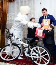 Fotoreportaž: Aşgabatly mekdep okuwçysyna Türkmenistanyň Prezidenti welosiped sowgat etdi