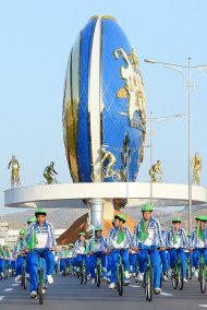 Photoreport: President of Turkmenistan unveils Bicycle monument and takes part in mass bike ride