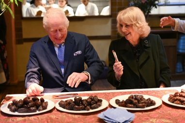 Kral Charles ve Kraliçe Camilla, hastanelere gönderilecek hurmaların paketlenmesine yardımcı oldu