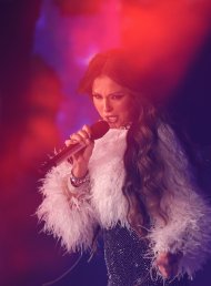 Nyuşanyň we Olga Şultaýsyň Aşgabatdaky konsertinden fotoreportaž