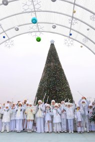 Fotoreportaž: Täze ýyl mynasybetli Türkmenistanda Baş arçanyň çyralary ýakyldy