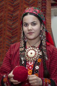 Competition among carpet weavers at the National Museum of the Turkmen Carpet