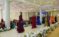 Aşkabat Moda Evi'nde önde gelen ulusal tasarımcıların kadın kıyafetlerinden oluşan bir gösteri düzenlendi