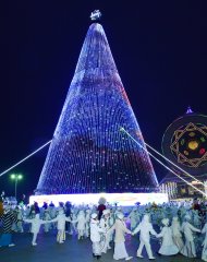 Fotoreportaž: Täze ýyl mynasybetli Türkmenistanda Baş arçanyň çyralary ýakyldy