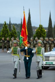 Fotoreportaž: Russiýa Federasiýasynyň wekiliýeti 748-nji atyjylyk polkunyň söweşjeň baýdagyny Türkmenistana getirdi