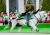 Фоторепортаж с торжеств, организованных в международном ахалтекинском конно-спортивном комплексе по случаю национального дня туркменского скакуна