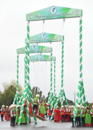 Fotoreportaž: Türkmenistanda Halkara Nowruz baýramy giňden bellenildi