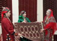 Competition among carpet weavers at the National Museum of the Turkmen Carpet