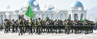 Fotoreportaž: Aşgabatda Türkmenistanyň Ýaragly Güýçleriniň dabaraly harby ýörişi geçirildi