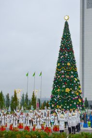 Fotoreportaž: Türkmenistanda Täze ýyl arçalarynyň yşyklary ýakyldy