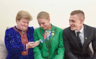 Photoreport: Polina Guryeva received an apartment, a car and 50 000$ USD as a gift from the President of Turkmenistan