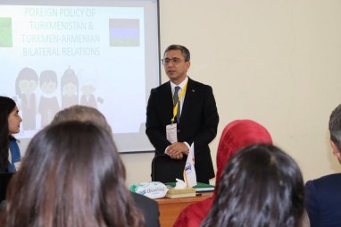 Türkmenistan’ın Ermenistan Büyükelçisi, Ermeni Lisesi'nde UNESCO etkinliğine katıldı