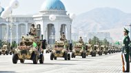 Fotoreportaž: Aşgabatda Türkmenistanyň Ýaragly Güýçleriniň dabaraly harby ýörişi geçirildi