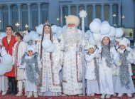 Fotoreportaž: Täze ýyl mynasybetli Türkmenistanda Baş arçanyň çyralary ýakyldy