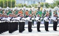 Fotoreportaž: Aşgabatda Türkmenistanyň Ýaragly Güýçleriniň dabaraly harby ýörişi geçirildi