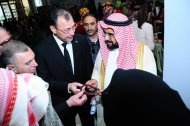 Türkmenistanyň Şekillendiriş sungaty muzeýinde Saud Arabystany Patyşalygynyň amaly-haşam sungatynyň eserleriniň, milli arap lybaslarynyň, fotosuratlaryň sergisi