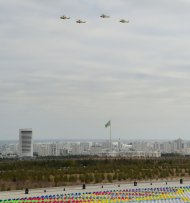 Фоторепортаж с военного парада в честь 30-й годовщины независимости Туркменистана