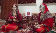 Competition among carpet weavers at the National Museum of the Turkmen Carpet