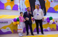 KidsExpo: марафон по быстрому ползанию среди малышей