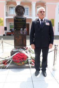 Фоторепортаж с церемонии открытия памятника Юрию Гагарину в Ашхабаде