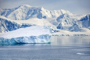 World's Largest Iceberg A23a Breaks Up into Thousands of Pieces