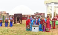 Fotoreportaž: Türkmenistanda Halkara Nowruz baýramy giňden bellenildi