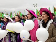 Fotoreportaž: Türkmenistanda Täze ýyl arçalarynyň yşyklary ýakyldy