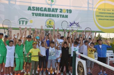 Fotoreportaž: Aşgabatda halkara tennis ýaryşynyň açylyş dabarasy boldy