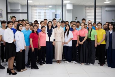 Oğuljahan Atabayeva ve Saida Mirziyoyeva, Semerkand'daki Kapsayıcı Eğitim Merkezini ziyaret etti
