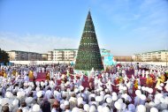 Fotoreportaž: Türkmenistanda Täze ýyl arçalarynyň yşyklary ýakyldy