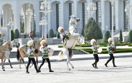 Fotoreportaž: Aşgabatda Türkmenistanyň Ýaragly Güýçleriniň dabaraly harby ýörişi geçirildi