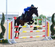 Fotoreportaž: Aşgabat atçylyk sport toplumynyň açyk manežinde bedewleriň päsgelçiliklerden böküp geçmek boýunça bäsleşigi geçirildi.