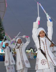 На главной ёлке Туркменистана торжественно зажглись новогодние огни