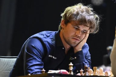 Magnus Carlsen'in kot pantolonu 36.100 dolara satıldı