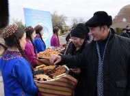 Участники туркмено-узбекского фестиваля дружбы посетили памятники Куняургенча