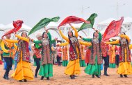 Fotoreportaž: Türkmenistanda Halkara Nowruz baýramy giňden bellenildi